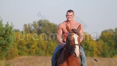 夏天，<strong>强</strong>壮的运动员用<strong>强</strong>壮的双手骑着马